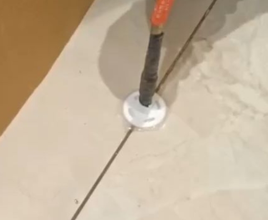 澄海瓷砖空鼓维修公司专业解答瓷砖在铺贴过程中，如果没有涂抹均匀到位的粘结材料（如水泥砂浆或瓷砖胶），可能会导致以下问题