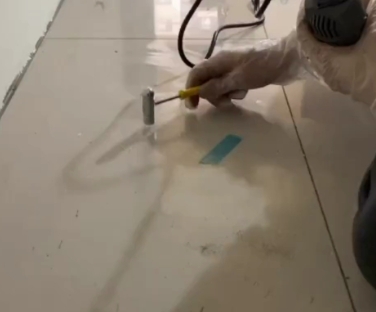 澄海瓷砖开裂维修公司专业分享瓷砖在铺贴前如果没有沥干水分，将会导致以下问题